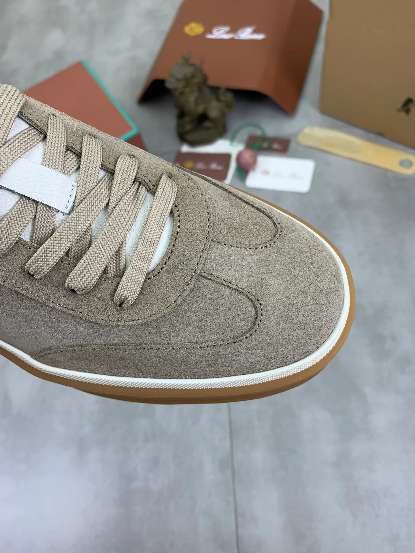 Men's Men's Shoes 💰P540 New 💰High Quality Loro Piana 💯Top Authentic Grade💯Buy the original 1:1 copy💯 Founded the existing Loro Piana company on April 24, 1924. It is now the sixth generation of family business, providing top quality products to customers who are discerning in taste and quality. Imported original fabrics, made of plain calfskin lining. Hand-sewn threads with cowhide feet. Original packaging. Size: 38-45. 7⃣️ colors available.